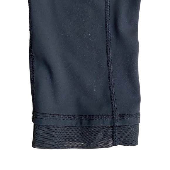 LULULEMON Black Cropped Leggings w/Side Pockets and Mesh Strip on Hem Size 4 - Picture 6 of 8